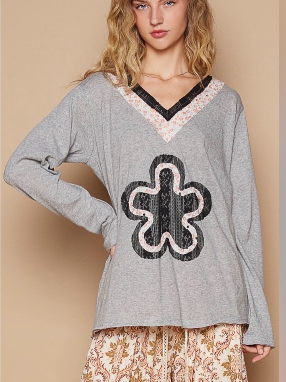 NWOT POL Clothing Heather Grey V-Neck Top Floral Black Lace Flower Patch M